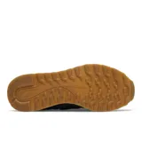 Championes New Balance modelo 500 (GW500WR1) para mujer, con acabado metalizado gris oscuro/plata, cordones negros y detalles en textura de piel de serpiente en el talón. La suela es blanca con una capa inferior de goma color caramelo.