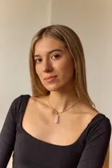 Collar dorado con cadena fina y dije colgante en forma de lágrima de piedra natural azul con vetas blancas.