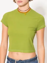 Remera corta azul marino de tela de punto, con escote redondo cerrado y mangas cortas.