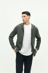Campera verde militar de felpa con capucha ajustable y cierre frontal. Tiene un pequeño logo estampado en el pecho.