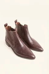 Bota tipo Chelsea de cuero vacuno con textura de efecto croco en color marrón oscuro. Presenta paneles elásticos laterales y una tira de ajuste en la parte posterior, con un taco bajo cuadrado.
