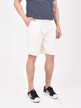 Bermuda de gabardina color celeste, con cintura ajustable con cordón y bolsillos laterales.