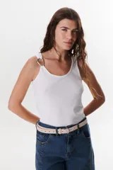 Musculosa blanca con breteles finos y detalle metálico en uno de los breteles.