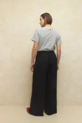 Pantalón ancho de tiro alto con elástico y cordones en la cintura, en color tostado.