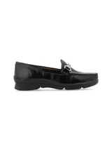Mocasín marrón oscuro de cuero con textura de cocodrilo y detalle de hebilla dorada.