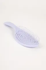 Cepillo de pelo negro con diseño flexible y cerdas de plástico.