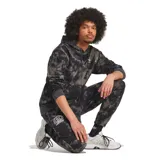 Pantalón de jogging Adidas con estampado tie-dye en tonos grises y negros, con cintura elástica ajustable con cordón y logo de la marca bordado en blanco.