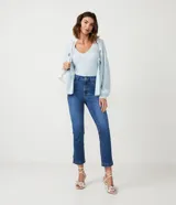 Musculosa celeste de punto con textura acanalada y escote en V.