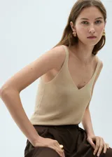 Top de punto fino color beige con cuello en V y tirantes finos.
