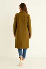 Tapado largo de mujer, color negro, con solapas y cierre frontal de un solo botón.