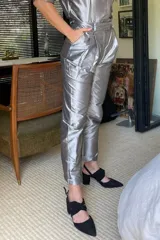 Pantalón de vestir plateado confeccionado en shantung de seda, con pinzas en la cintura y corte recto.