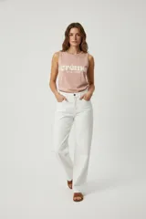 Musculosa celeste con estampado frontal de la palabra "Chérie" en azul marino.