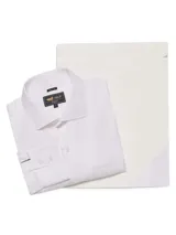 Camisa de vestir blanca con finas rayas verticales rosadas, corte regular, manga larga y cuello italiano. Tiene bolsillo en el pecho con logo bordado de la marca.