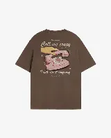 Remera marrón con estampado en la espalda de un teléfono rosa y la frase "Call me crazy, I will do it anyway".