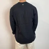 Camisa verde militar de manga larga con cuello mao y corte regular.