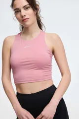 Top deportivo color rosa, con espalda nadadora, copas removibles y largo a la cintura.
