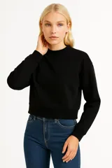 Buzo negro de algodón con cuello redondo y mangas largas.
