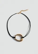 Gargantilla de cordón negro con dije circular dorado y cierre de mosquetón con cadena dorada ajustable.