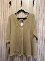 Blusa verde con escote en V y mangas cortas.