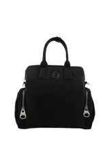 Mochila negra con bolsillos laterales con cierre y correa ajustable.