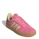 Championes Adidas VL Court 3.0 de gamuza color rosa con detalles en amarillo y suela color caramelo.