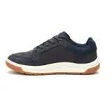 Zapatillas urbanas CAT modelo Apa Cush, color azul marino con detalles en naranja y suela de goma color caramelo. Capellada de cuero recubierta con PU, forro de malla interior hecho con residuos industriales 100% reciclados, plantilla acolchada de espuma, entresuela de EVA duradera y liviana y construcción Strobel.