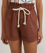 Short color marrón de algodón, tiro alto, con cintura elástica y cordón ajustable.