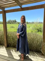 Vestido largo azul marino de lino con cuello mao, escote en V, mangas 3/4 con volados y corte escalonado. Diseño amplio y cómodo.