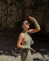 Collar corto con cordón de algodón color menta y flores de bronce.