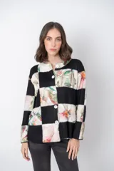Cardigan de dama con estampado floral en tonos pastel sobre fondo blanco y negro. Tiene cuello redondo, cierre con botones blancos y corte recto.