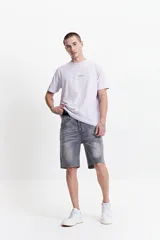 Bermuda de jean celeste con corte relaxed, basta desflecada, pasacintos y confección 100% algodón.