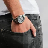 Reloj Maserati modelo Successo, con caja y pulsera de acero inoxidable color plateado, esfera gris con detalles en azul y movimiento de cuarzo.