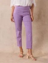 Pantalón recto verde esmeralda de gabardina elastizada, marca Zac & Rachel. Tiene pretina ancha con faja interna modeladora, bolsillos simulados en la parte delantera y bolsillos ojal en la parte trasera.