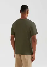 Camiseta básica unisex de manga corta color salmón, corte slim fit.