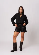 Bota de cuero marrón con caña volcada, horma redonda y taco cuadrado.