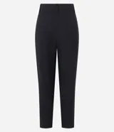 Pantalón negro de corte carrot, con pliegues delanteros, abotonado frontal y detalle en el bajo.