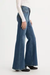 Pantalón de jean acampanado azul, de tiro alto y corte ajustado en la cadera.