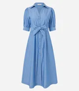 Vestido midi camisero celeste con rayas verticales blancas, cuello camisero, mangas abullonadas y lazo en la cintura.