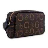 Bandolera compacta Guess Saffron, color marrón con estampado del logo de la marca en tono café. Tiene correa cruzada de lona desmontable y ajustable, herrajes en tono níquel y emblema metálico del logotipo al frente.
