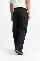 Pantalón jean celeste de corte carpenter, tiro medio, con presillas para cinturón y bolsillos laterales.