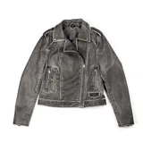 Campera de cuero sintético negra con cuello solapa, cierre asimétrico y bolsillos con cierre.