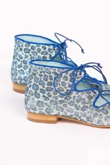 Blucher semibotín con animal print en glitter y acordonado en la parte central.