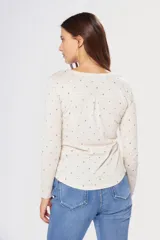 Remera t-shirt de manga larga blanca con puntos de colores y falso bolsillo en el pecho.