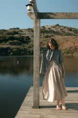 Camisa de algodón a cuadros gingham azul y blanco con estampado de broderie blanco, lazo en el cuello, manga corta y corte oversize.