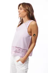Blusa lila sin mangas con detalles de encaje en cuello y ruedo.