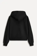 Sudadera rosa pálido con capucha, cierre frontal con cremallera, bolsillos tipo canguro y logo bordado en el pecho.