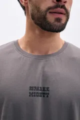 Remera gris oscuro de manga corta con estampa de Baby Yoda en la espalda.