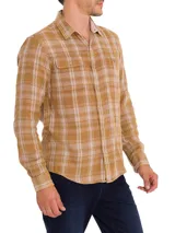 Camisa de manga larga RKF modelo Bradford, con patrón a cuadros en tonos marrón y beige. Cuenta con cuello camisero, cierre con botones, dos bolsillos en el pecho con tapeta y botón de madera, y corte modern fit.