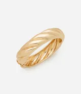 Pulsera rígida dorada con textura en metal reciclado.