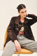 Campera marrón de corte holgado con broches en el frente y jareta interna.